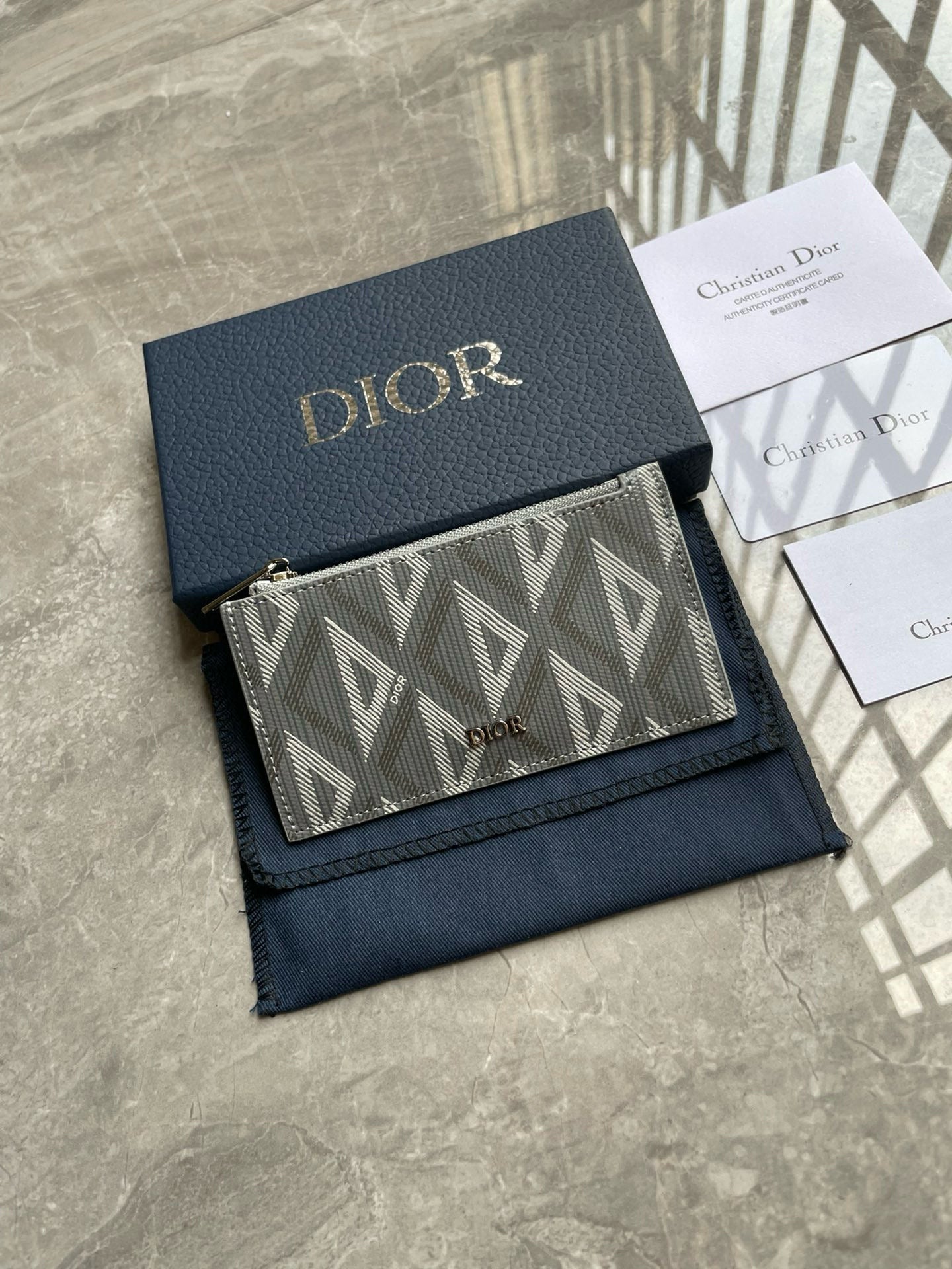 DIOR
