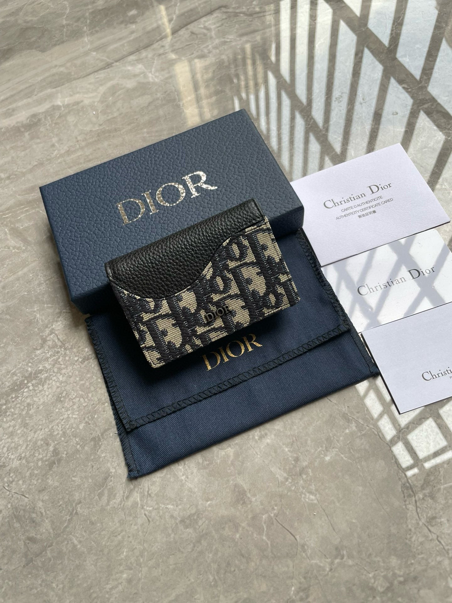 DIOR