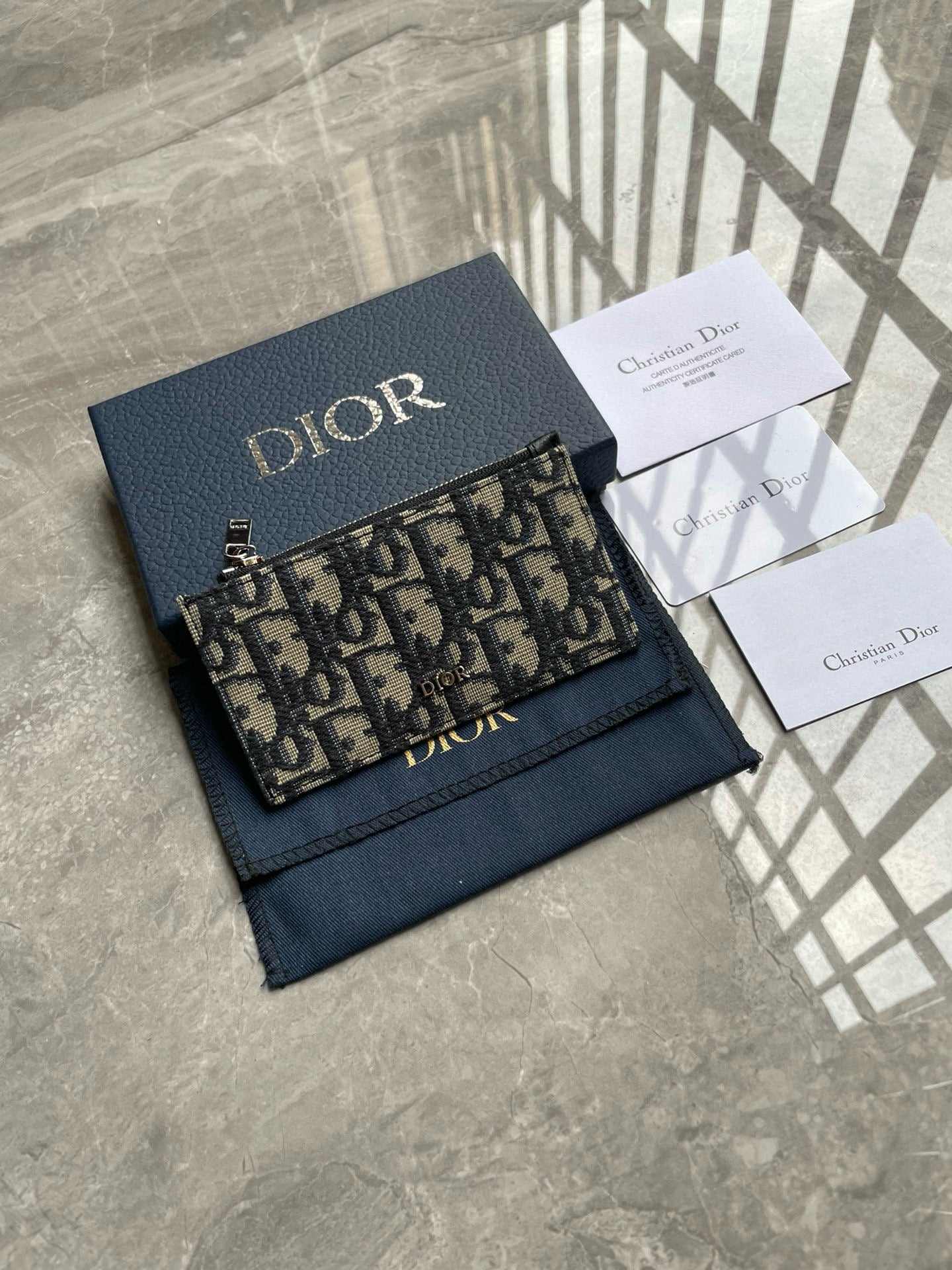 DIOR