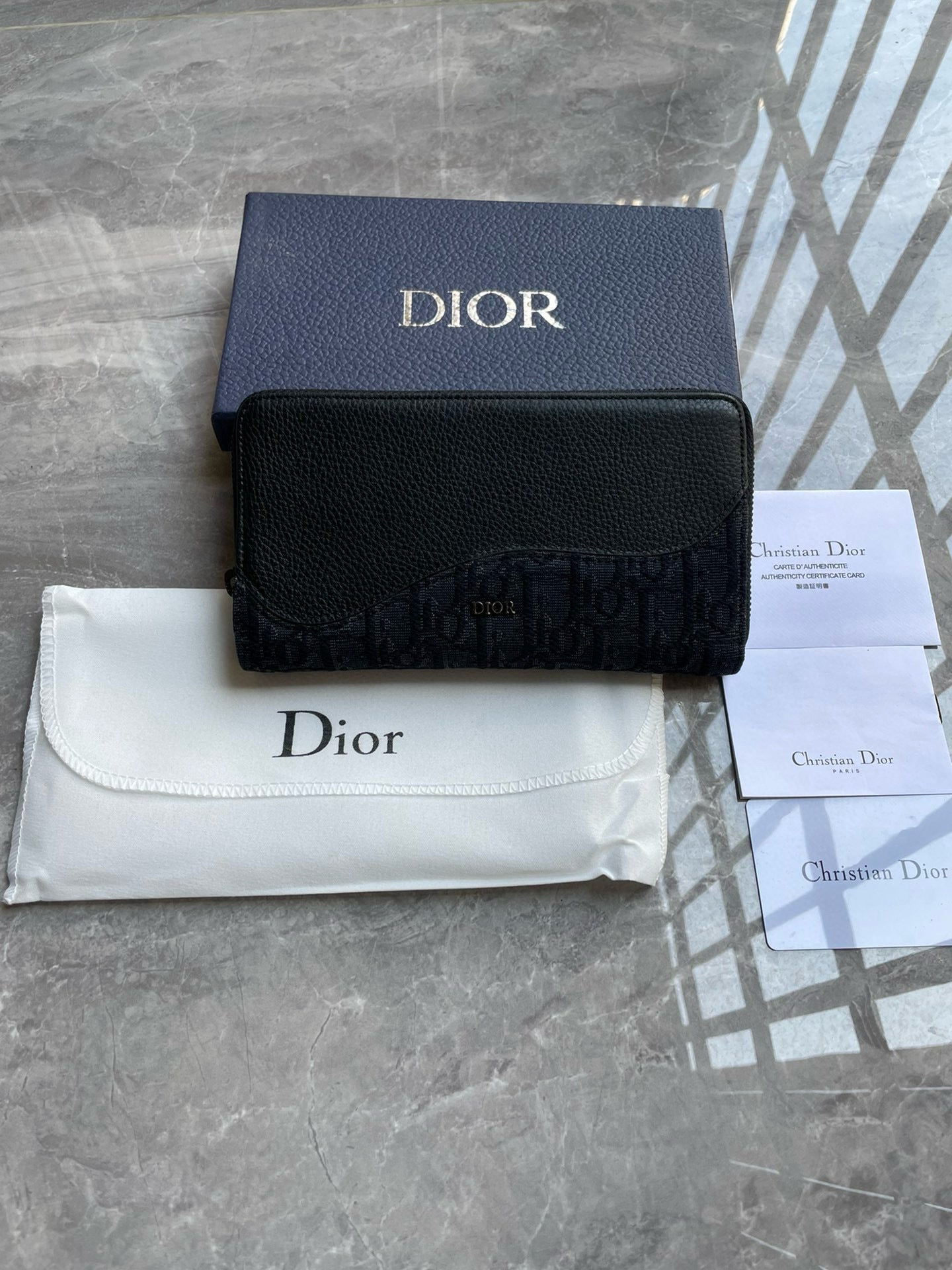 DIOR