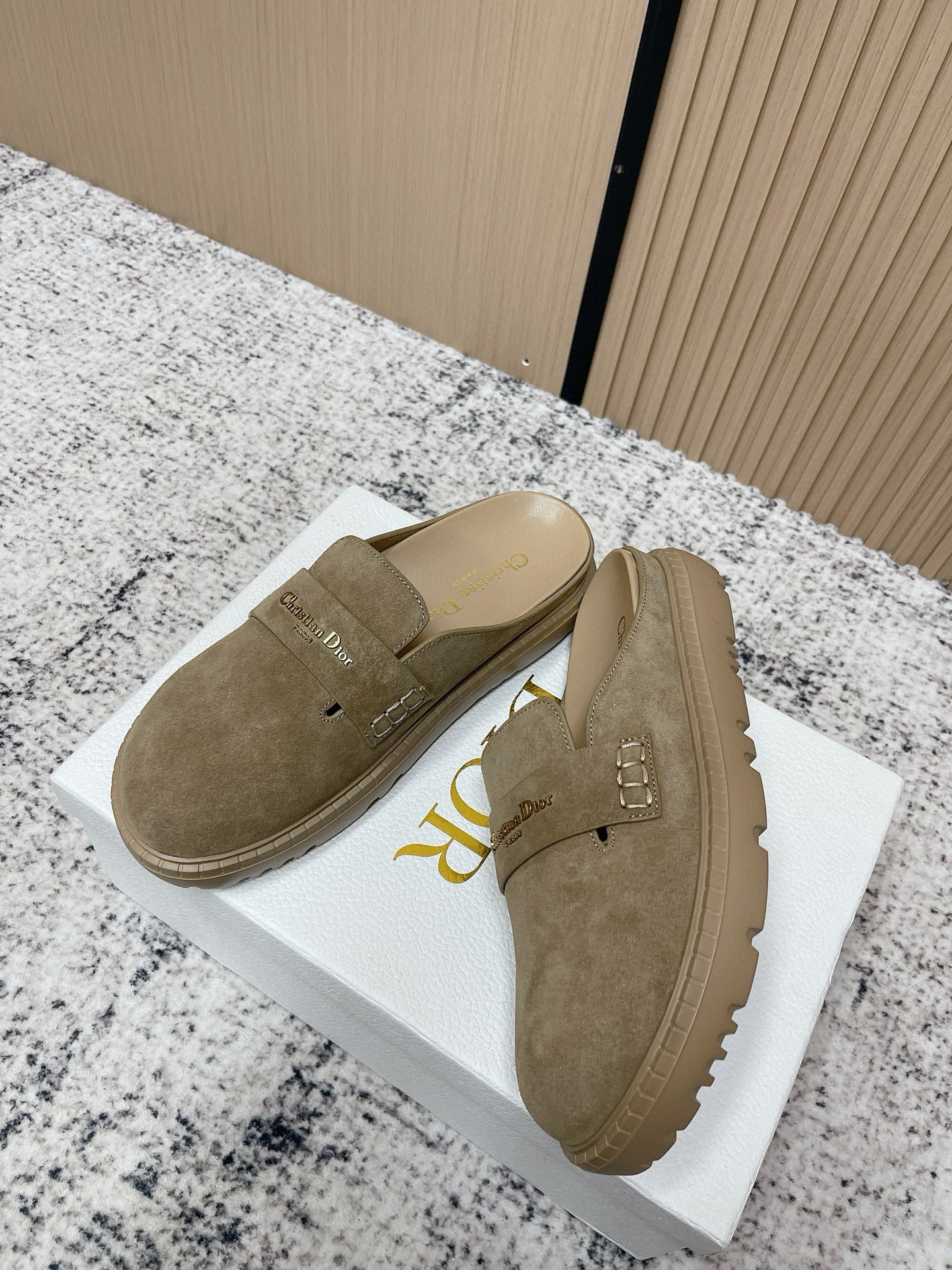 DIOR