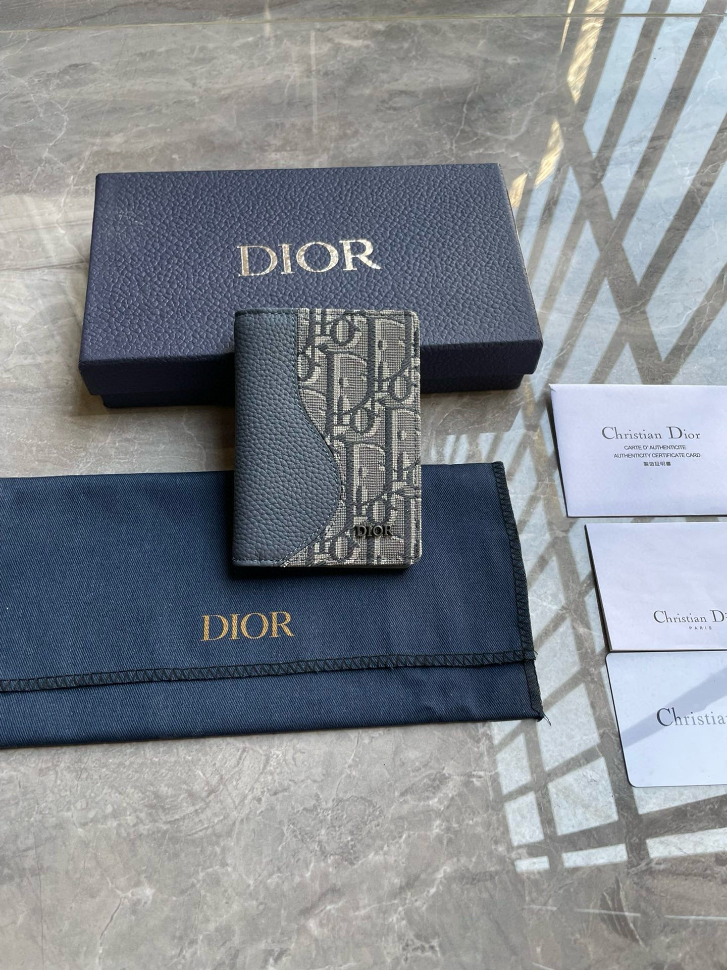 DIOR
