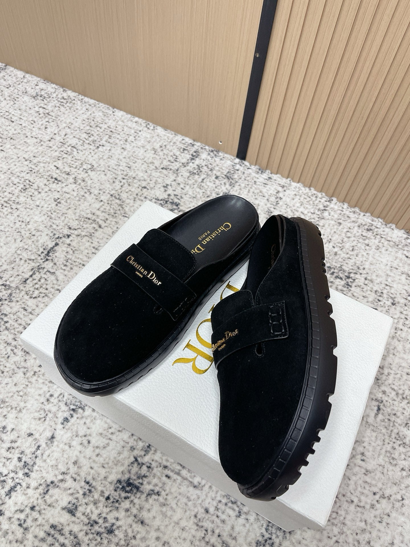 DIOR