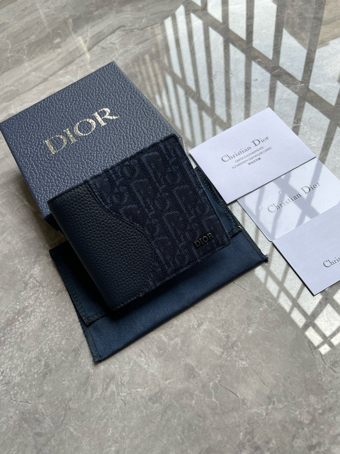 DIOR