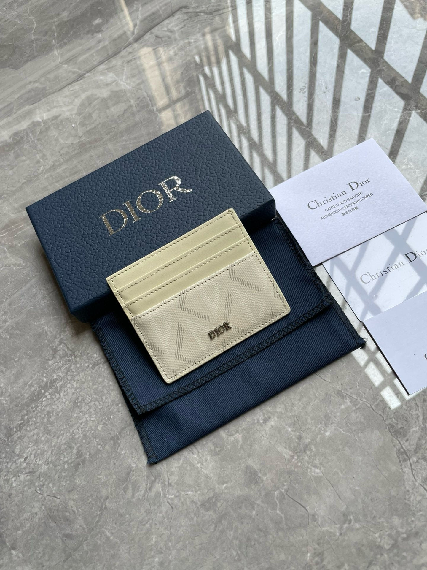 DIOR