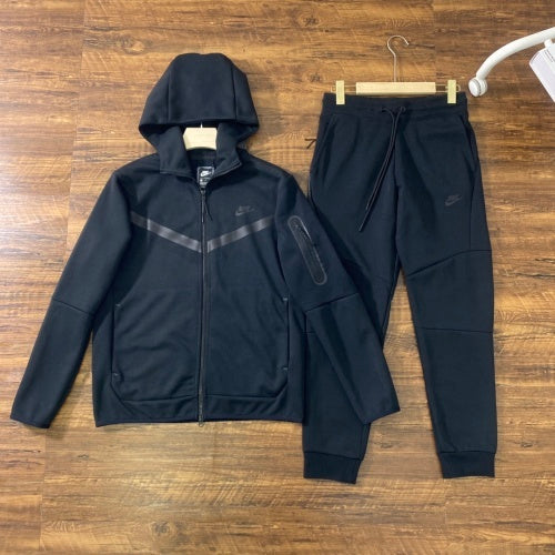Nike – Black Tech Fleece Track Set