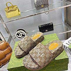 Gucci – Beige GG Print Slide Sandals